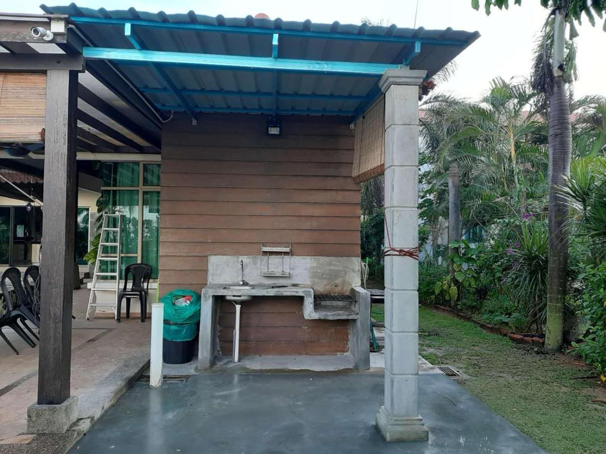 Melaka Beachfront Villa With Pool Екстериор снимка