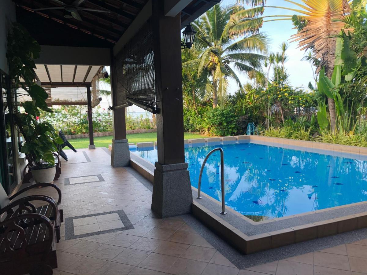 Melaka Beachfront Villa With Pool Екстериор снимка