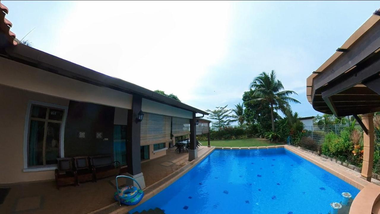 Melaka Beachfront Villa With Pool Екстериор снимка