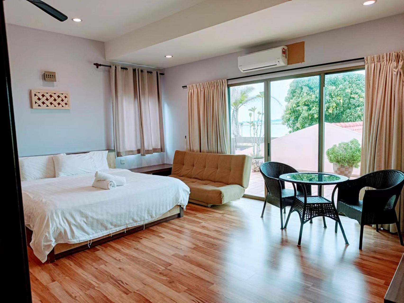 Melaka Beachfront Villa With Pool Екстериор снимка