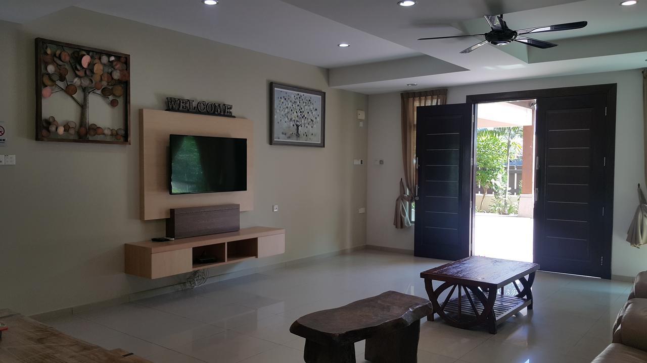 Melaka Beachfront Villa With Pool Екстериор снимка