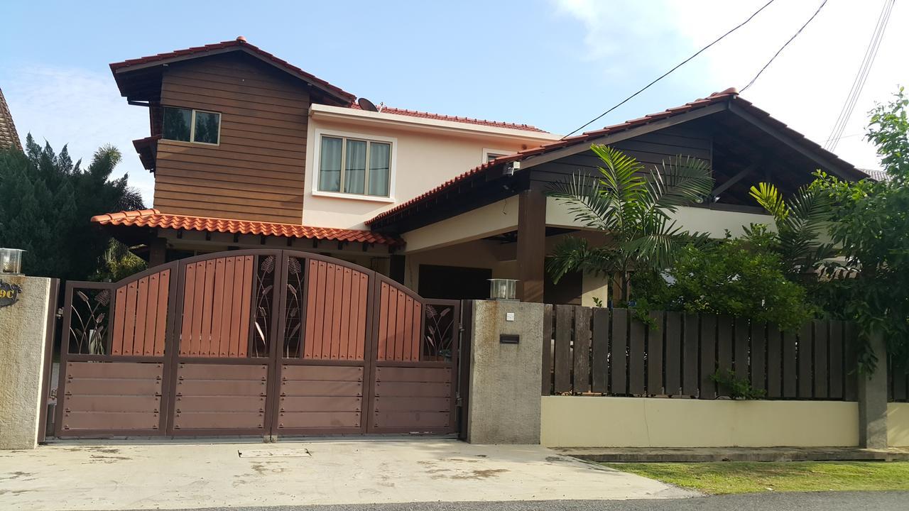 Melaka Beachfront Villa With Pool Екстериор снимка