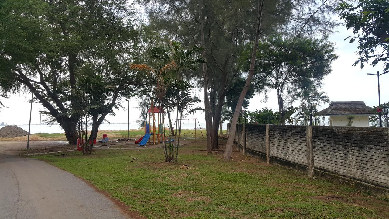 Melaka Beachfront Villa With Pool Екстериор снимка