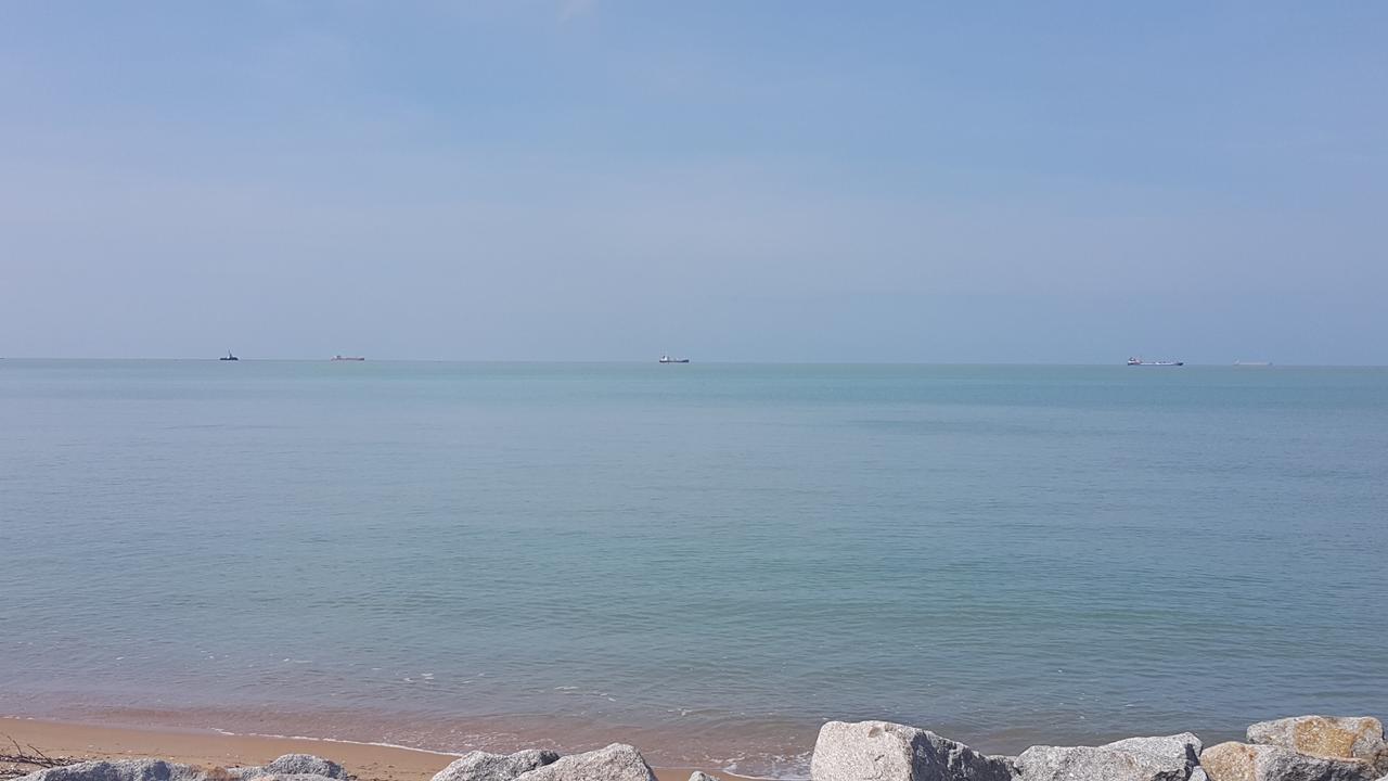 Melaka Beachfront Villa With Pool Екстериор снимка