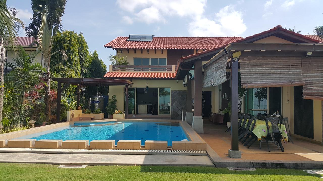 Melaka Beachfront Villa With Pool Екстериор снимка