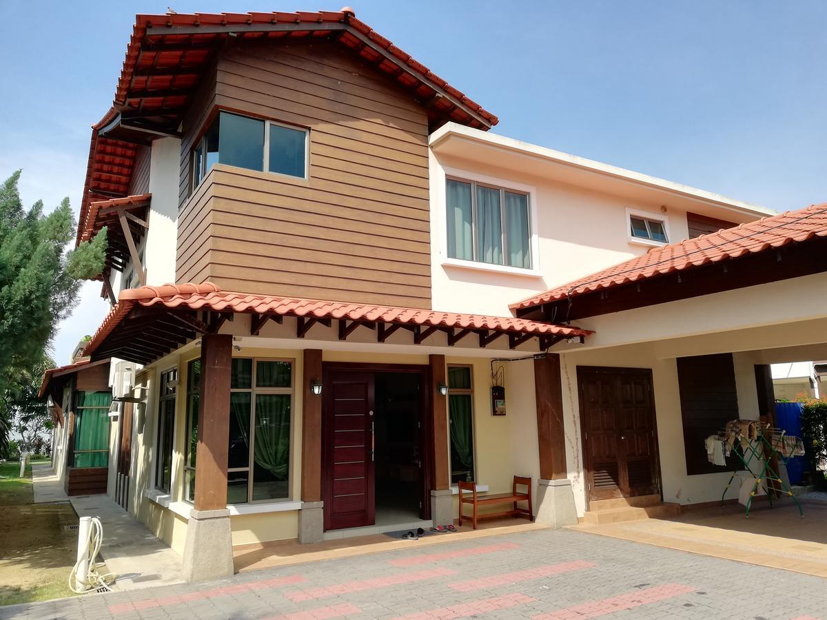 Melaka Beachfront Villa With Pool Екстериор снимка